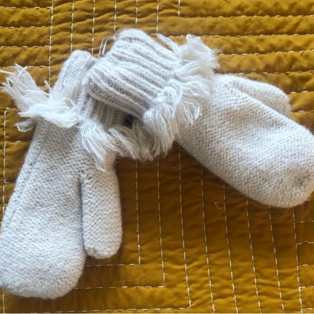 Beanie & Mittens - Picture 7 of 9